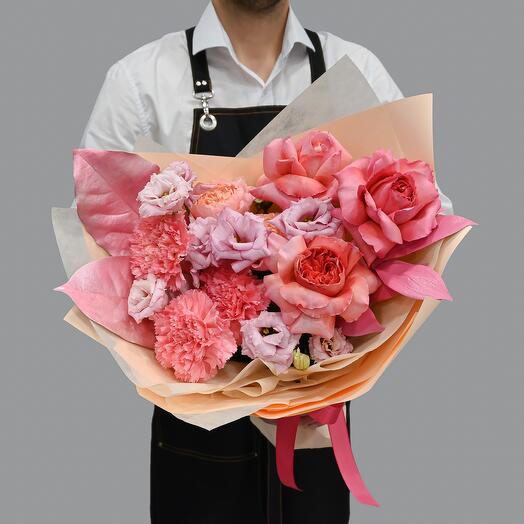 Букет с пионовидной розой и лизиантусом