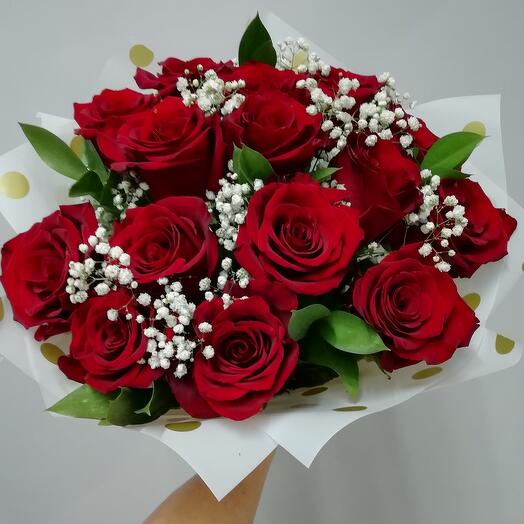 Букет из 15 роз с гипсофилой и рускусом