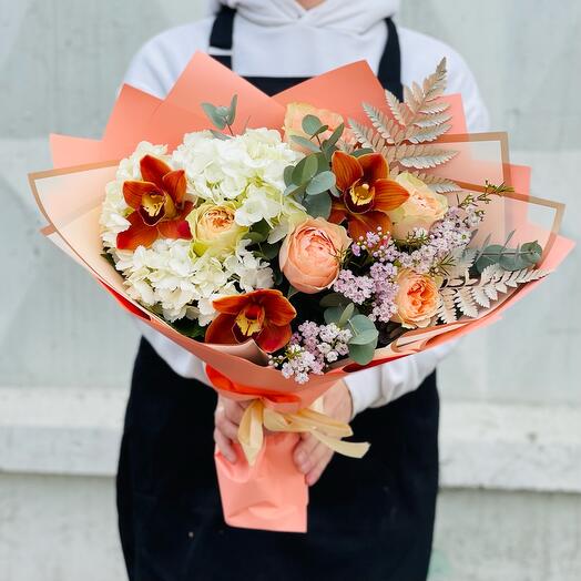 Peonías rosas de Gravedad. Orquídea