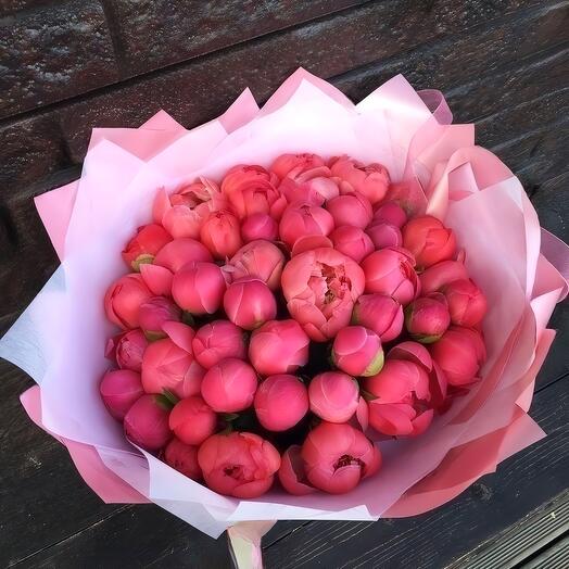 Букет из 41 коралловых пионов