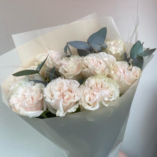 Bouquet of peony-shaped roses