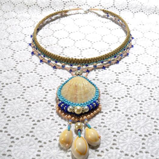 Collar: Undina. Collar de macramé con manos marinas
