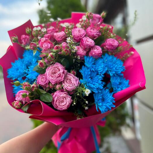 Bouquet of bush roses and blue chrysanthemums