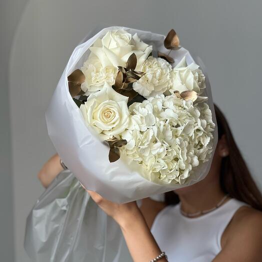 Ramo blanco como la nieve con hortensias y rosas