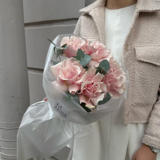 Французские вывернутые нежно-розовые розы 5 и эвкалипт