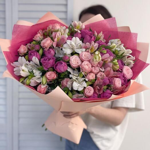 Bouquet of bush roses and alstroemeria "Marsala"