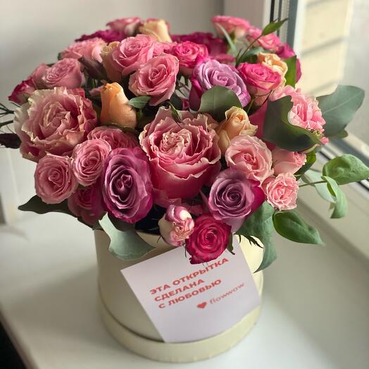 Hat box with a mix of roses