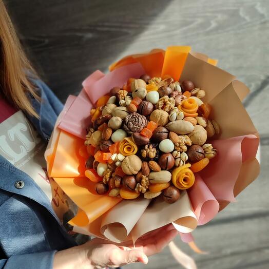 Букет из орехов и сухофруктов, оранжевый