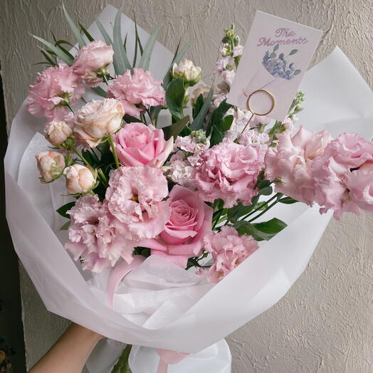 Нежный розовый букет с розами и эустомой