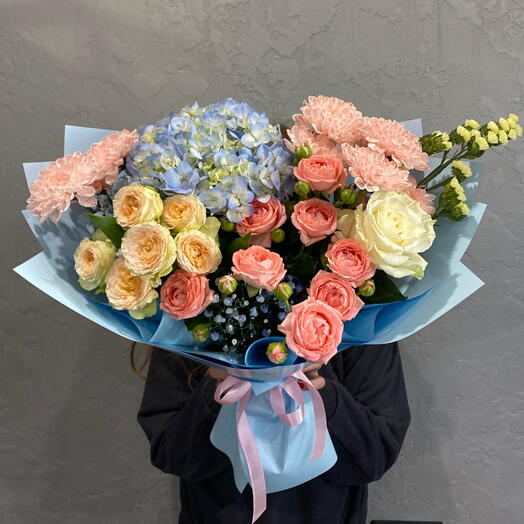 Букет з блакитною гортензією, кораловими і кремовими трояндами