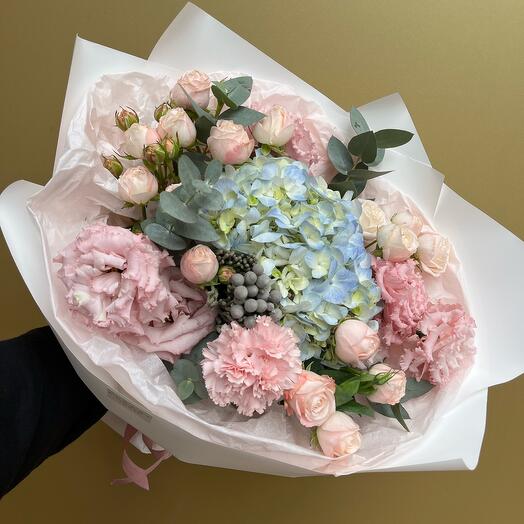 Нежный букет с гортензией 🌸и пионовидными розами