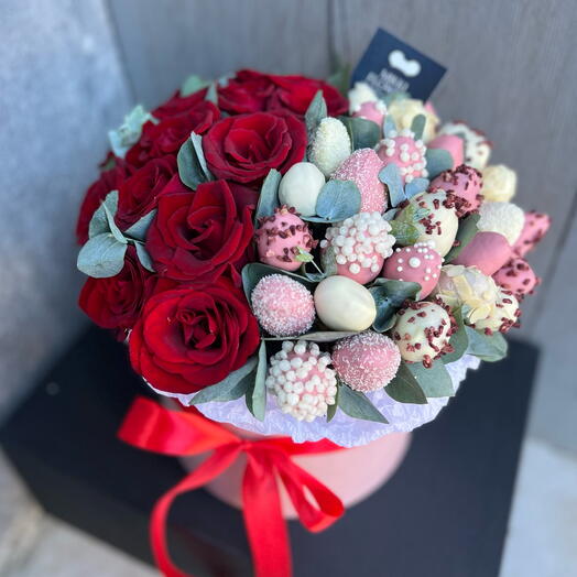Rose con fragole in una scatola