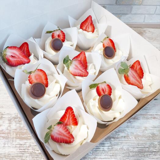 Cupcakes with strawberries