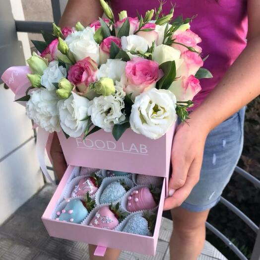 Шкатулка сюрприз с цветами и клубникой в шоколаде ☺️🍓💫