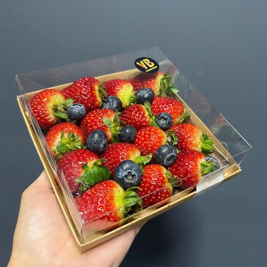 Клубника 16 шт с голубикой