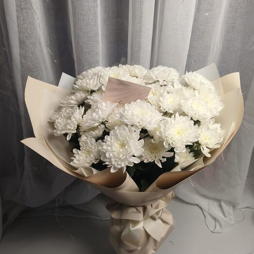 Бесконечность с белой махровой кустовой хризантемой