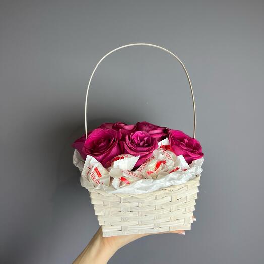 Корзина с цветами Happy Valentine s