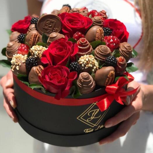 Bouquet of strawberries and blackberries "Chocolate"