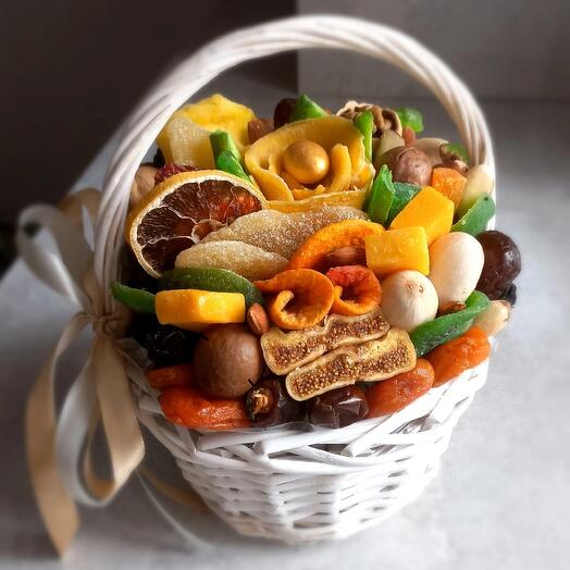 Корзина с сухофруктами и орехами