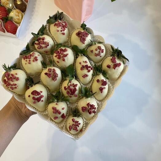 Клубника 16шт с малиной