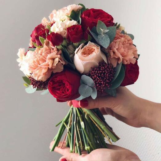 The bride's bouquet in red and peach color scheme