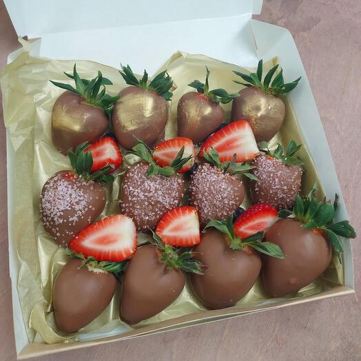 Chocolate-covered strawberries 16 berries
