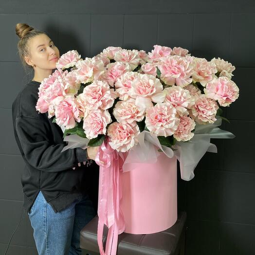 The composition "Marshmallow" of 45 French Pink Mondial roses