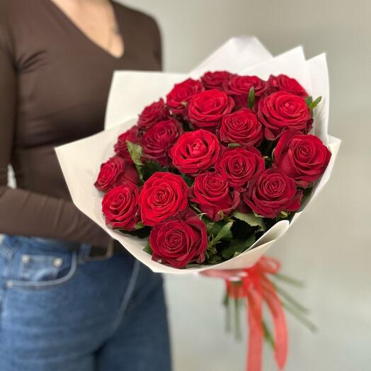 Букет красных роз 19 шт