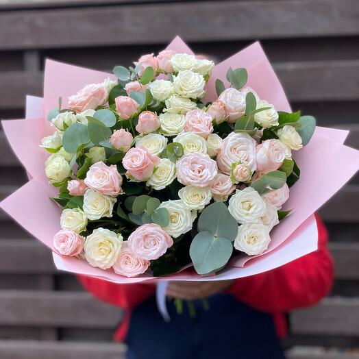 Нежный букет из 25 кустовых роз с эвкалиптом🎀