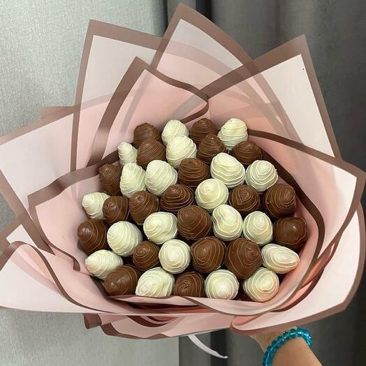 Букет из клубники в шоколаде молочно-белом