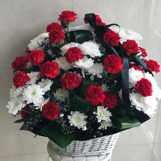Корзина с цветами траурная