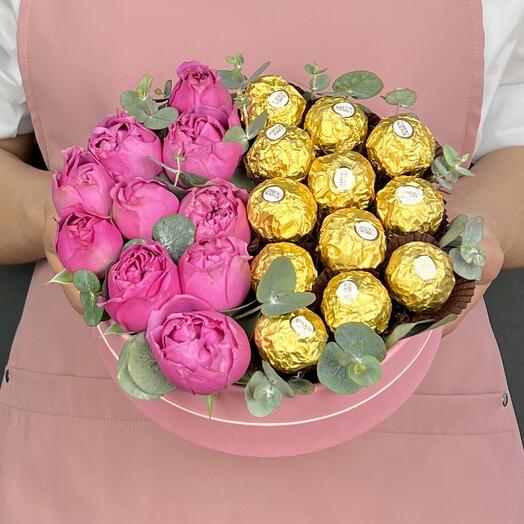 Композиция в коробке. Кустовые розы Мисти Баблз и конфеты Ferrero Rocher (M)