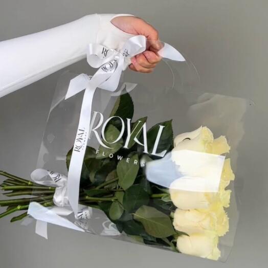 Белые розы в стильной переноске