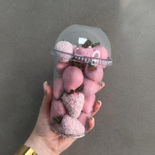 Стаканчик с клубникой в розовом шоколаде с кокосовой стружкой