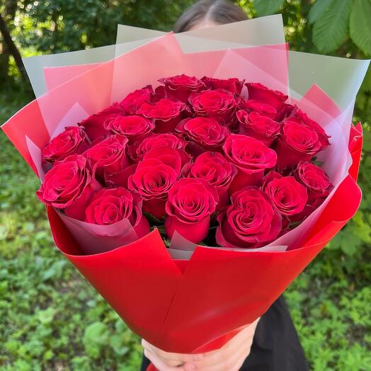 25 Kenyan red roses
