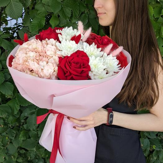 Букет с гортензиями и красными розами "Танго любви" S