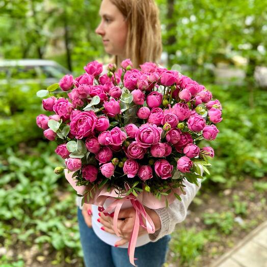 Кустовые пионовидные розы в коробке