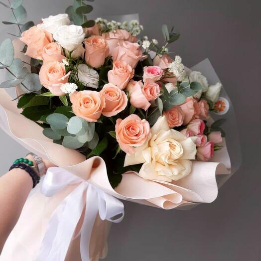 Прекрасный Евро букет из роз лизиантусов от Оранж Алматы