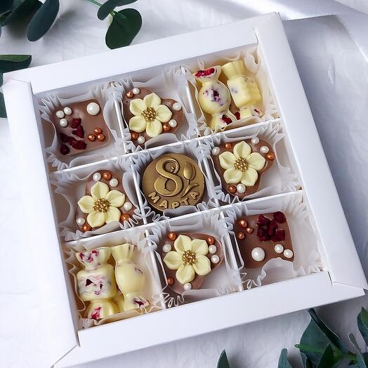 Набор из премиального молочного шоколада с сублимированной вишней, малиной и фундуком в подарок на 8 марта(арт 212)