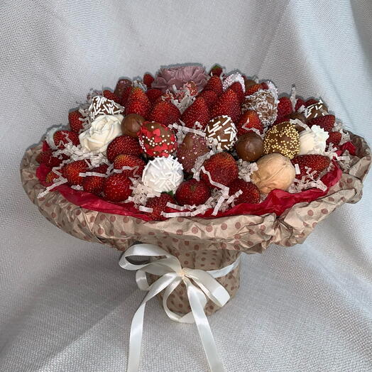 Клубничка и розы