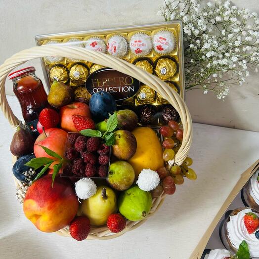 Корзина с фруктами и Ферроро рашен