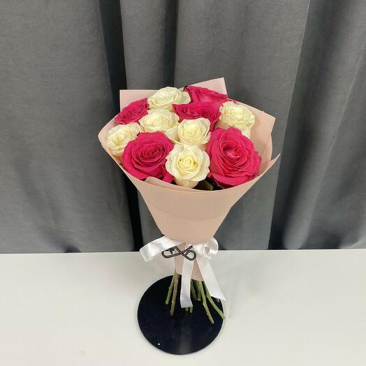 Ramo de rosas blancas y carmesí, Ecuador, 60cm 11pcs