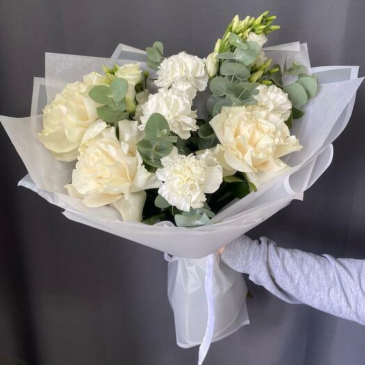 Roses blanches et dianthus