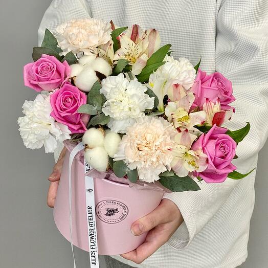 «Bubble tea» коробка с альстромериями,розами аква, диантусами  и хлопком