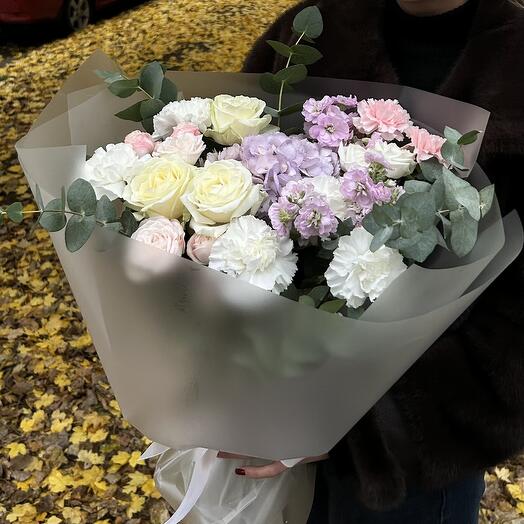 Букет с кустовыми розами, гвоздиками, маттиолой и гортензией