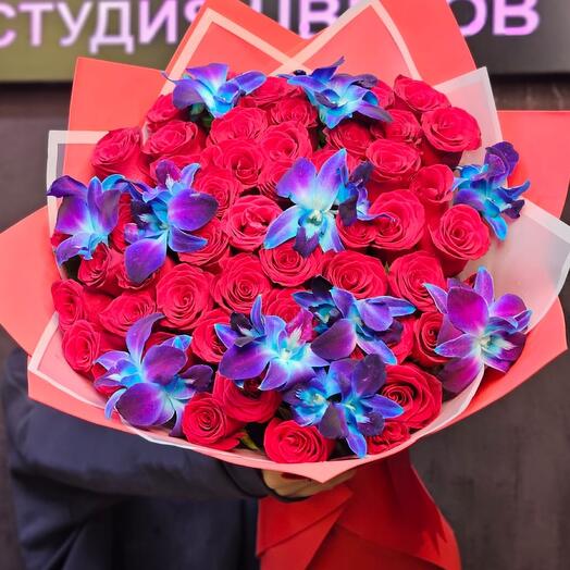 51 Роза с космическими орхидеями