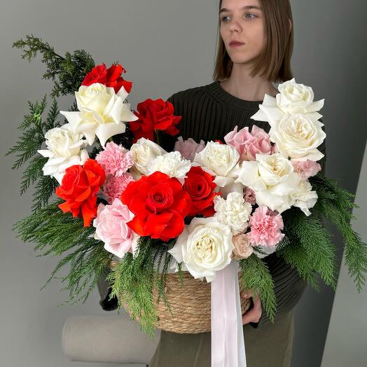 Большая композиция в плетенном кашпо с французской розой и туей (к22)
