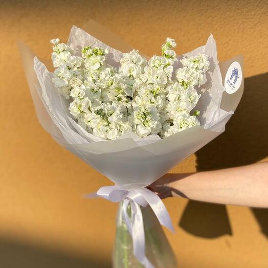Букет белых маттиол, 17 штук в оформлении