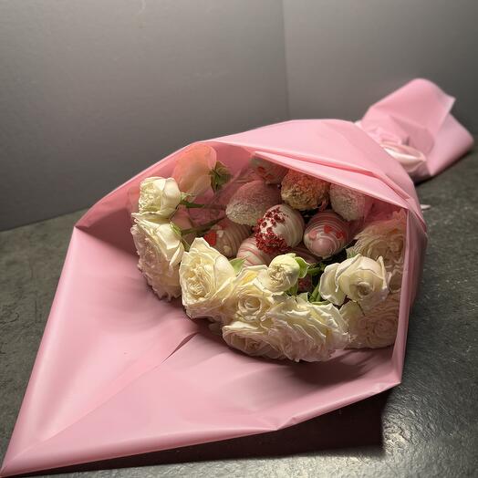 Моно букет с кустовыми розами и клубникой в шоколаде 💝