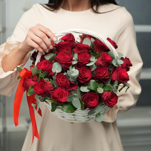Красные розы с эвкалиптом в корзине (129)